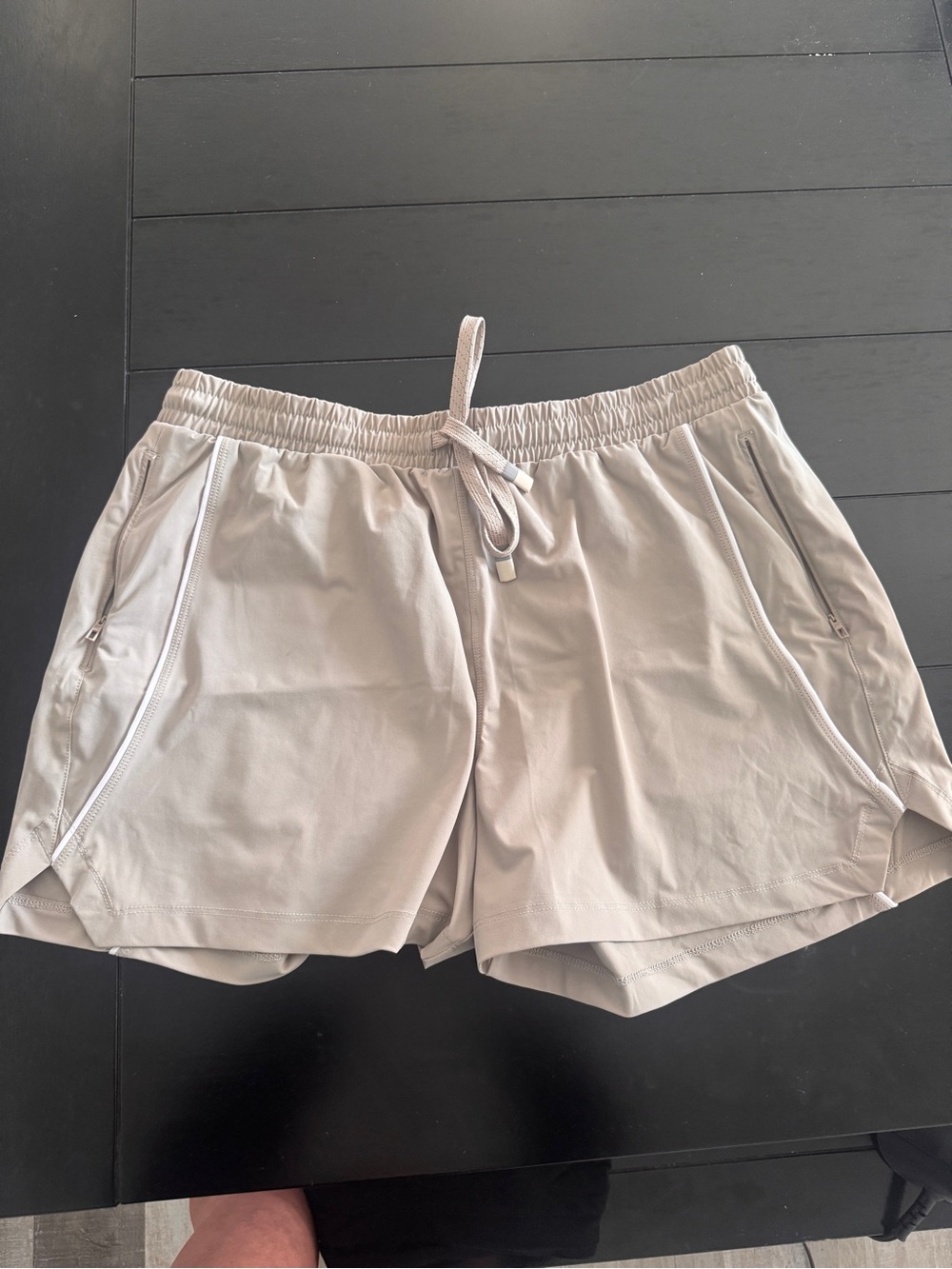 Fabletics Womens 3” the piped one shorts size large in Khaki